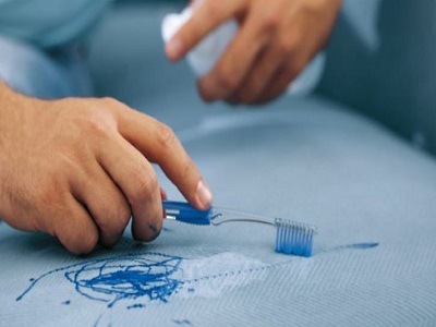 چطور خودکار روی مبل را پاک کنیم
