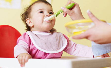 چطور به کودک غذا بدهیم
