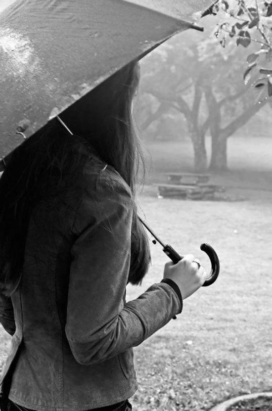 عکس دختر تنها در باران