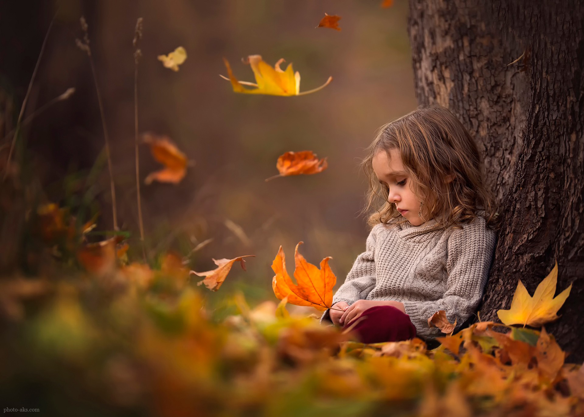 عکس دختر غمگین در پاییز
