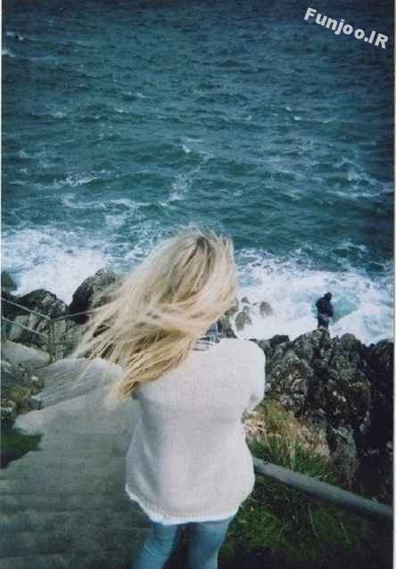 عکس دریا و دختر تنها