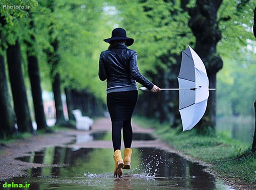 عکس دختر تنها و باران
