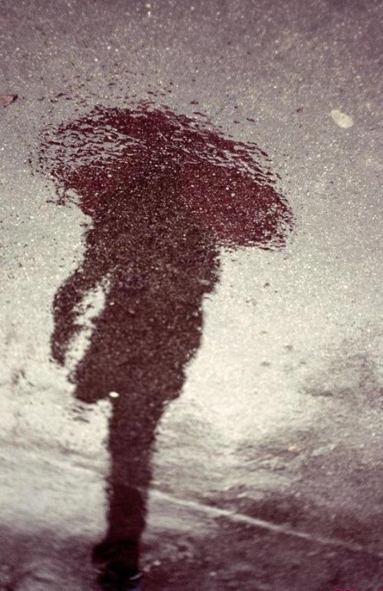 عکس دختر تنها زیر باران