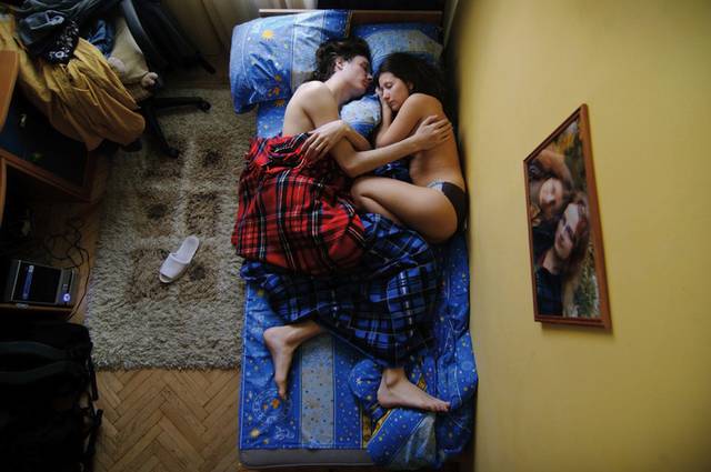 عکس عاشقانه دختر و پسر در تخت خواب