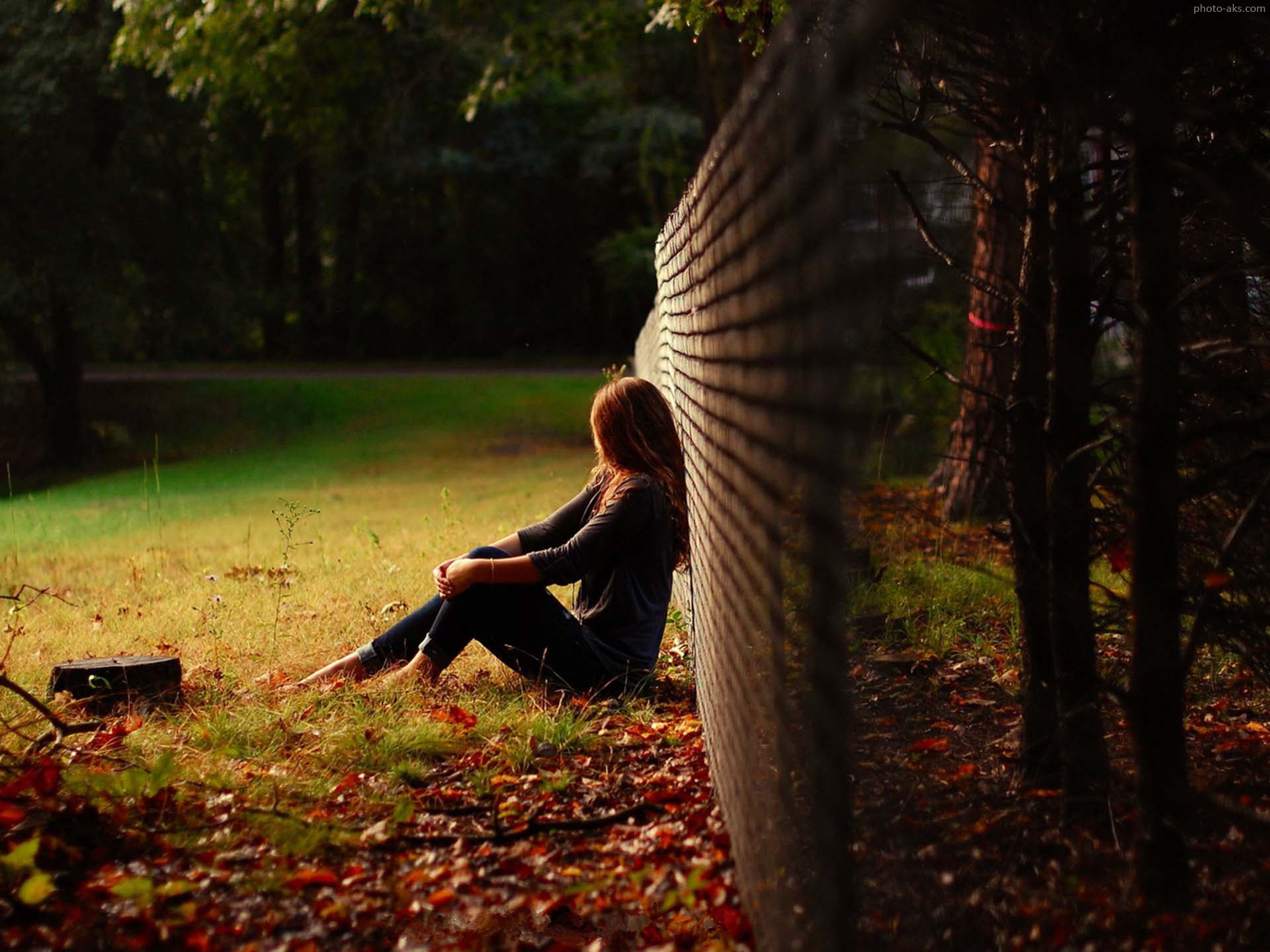 عکس دختری غمگین در پاییز