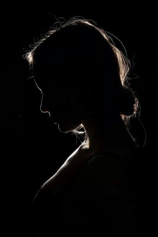 عکس زن تنها در شب