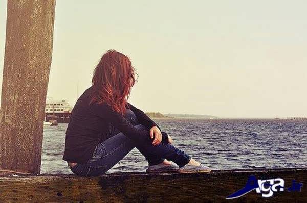 عکس دختر غمگین در کنار دریا