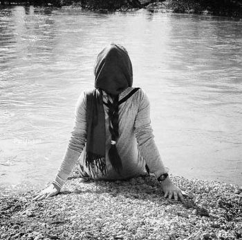 دانلود عکس دختر غمگین کنار دریا