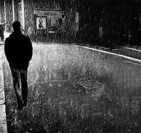 عکس پسر تنها زیر بارون