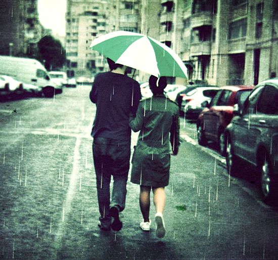 عکس بارانی عاشقانه دونفره