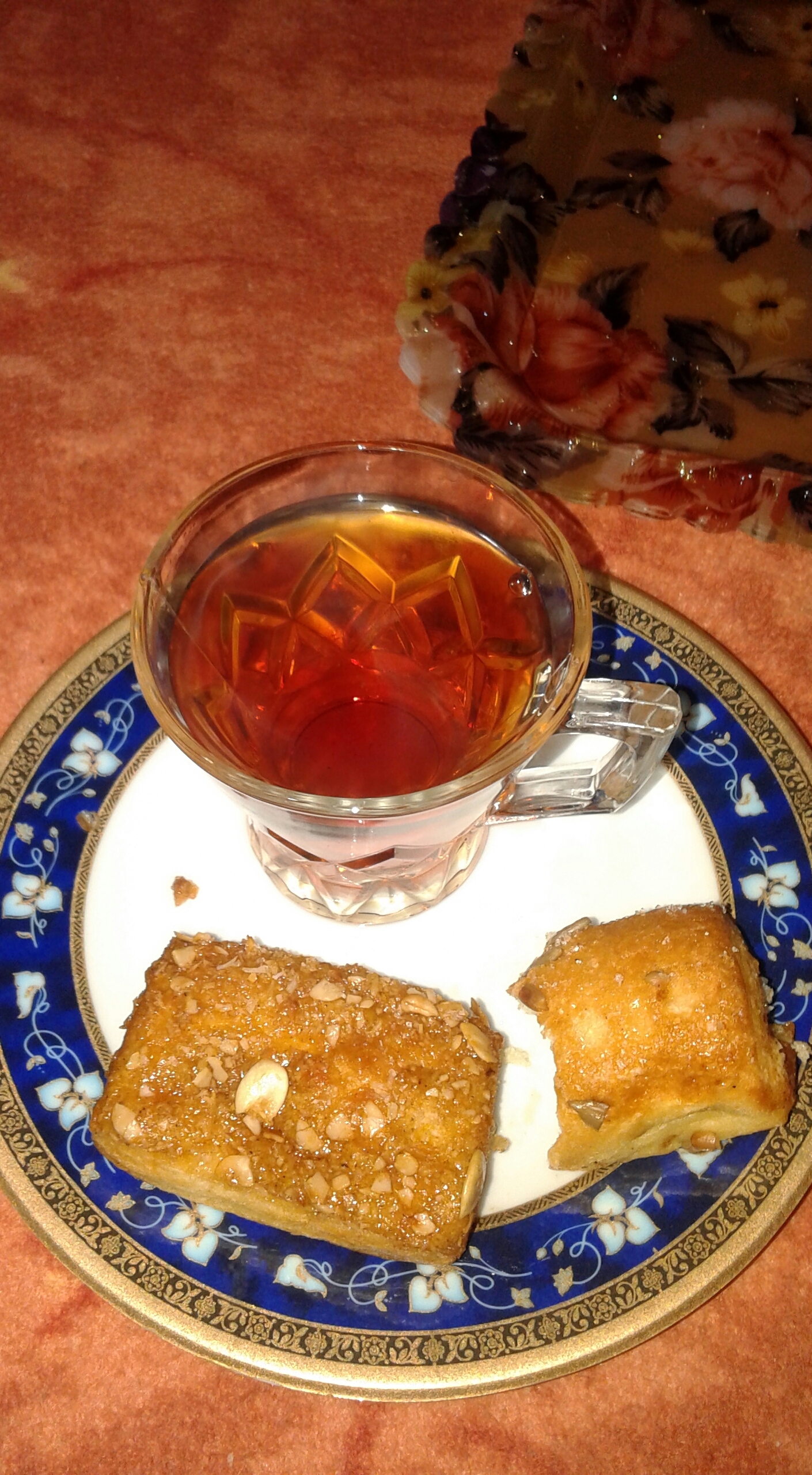 عکس از چای و شیرینی