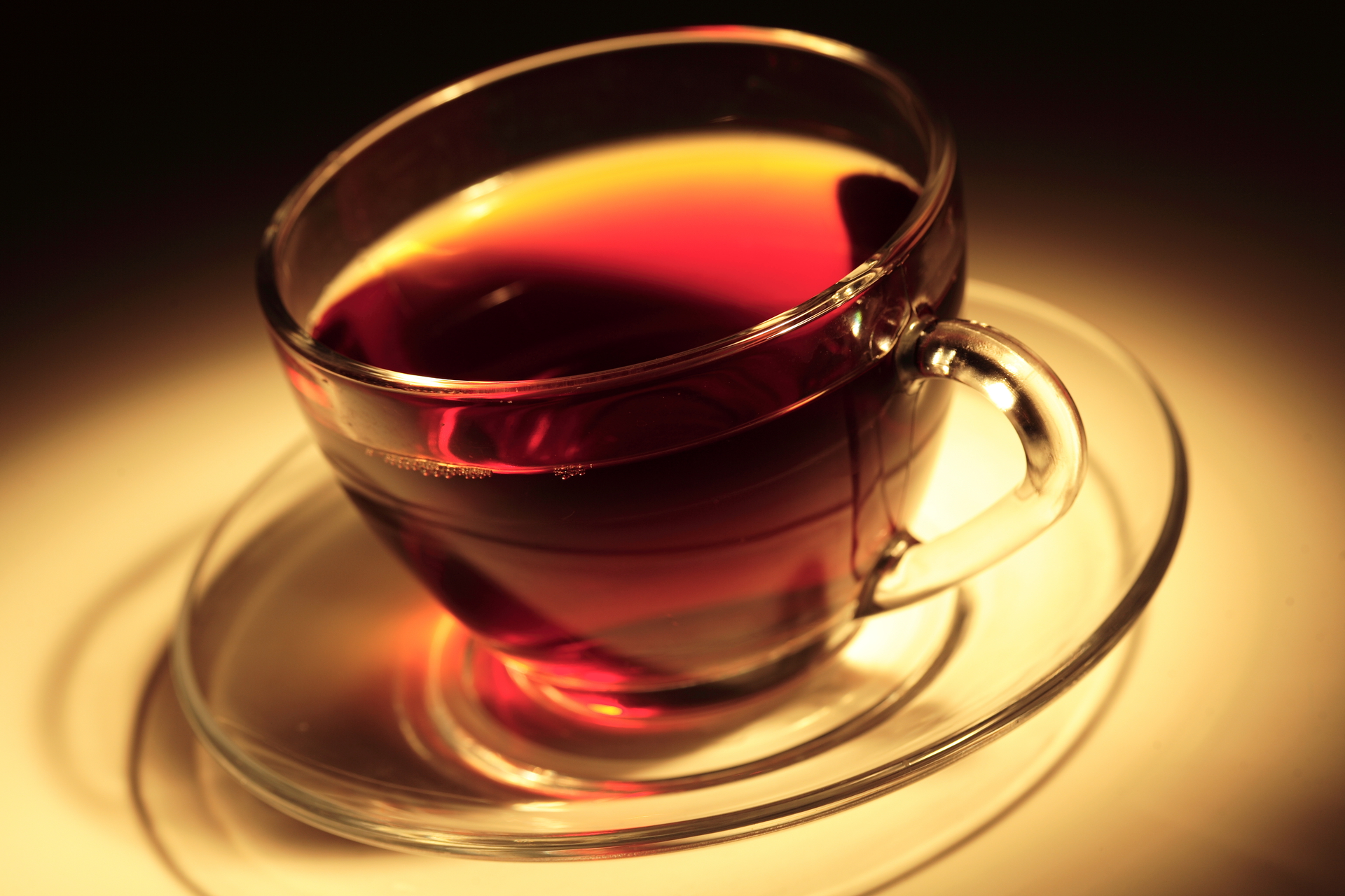 Стакан черного чая. Чай черный. Чай в стакане. Горячий черный чай. Бокал для чая.