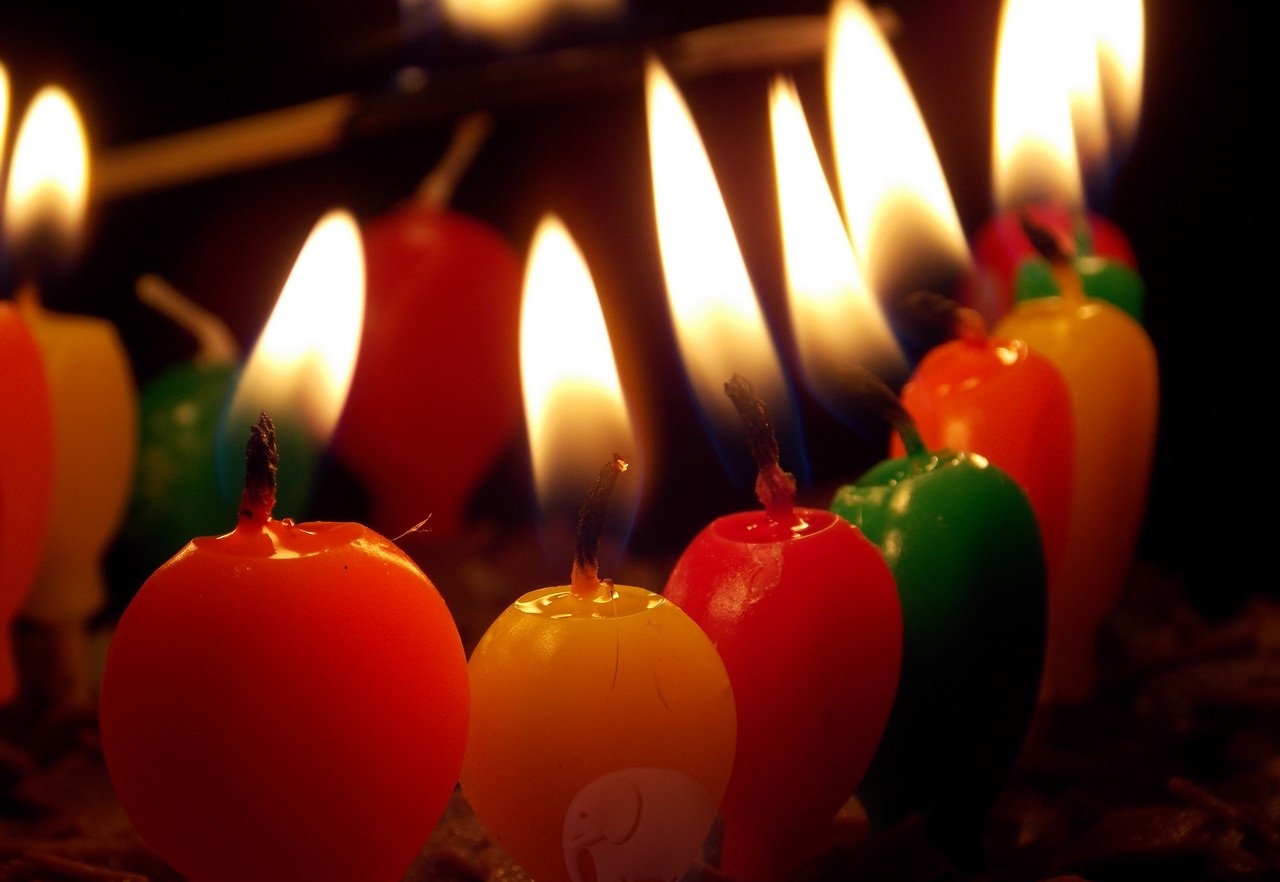 عکس کیک تولد با شمع 22 سالگی