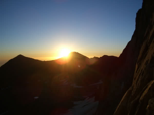 عکس طلوع خورشید از پشت کوه