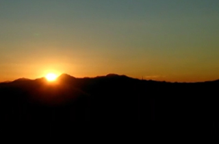 عکس از طلوع خورشید در کوهستان