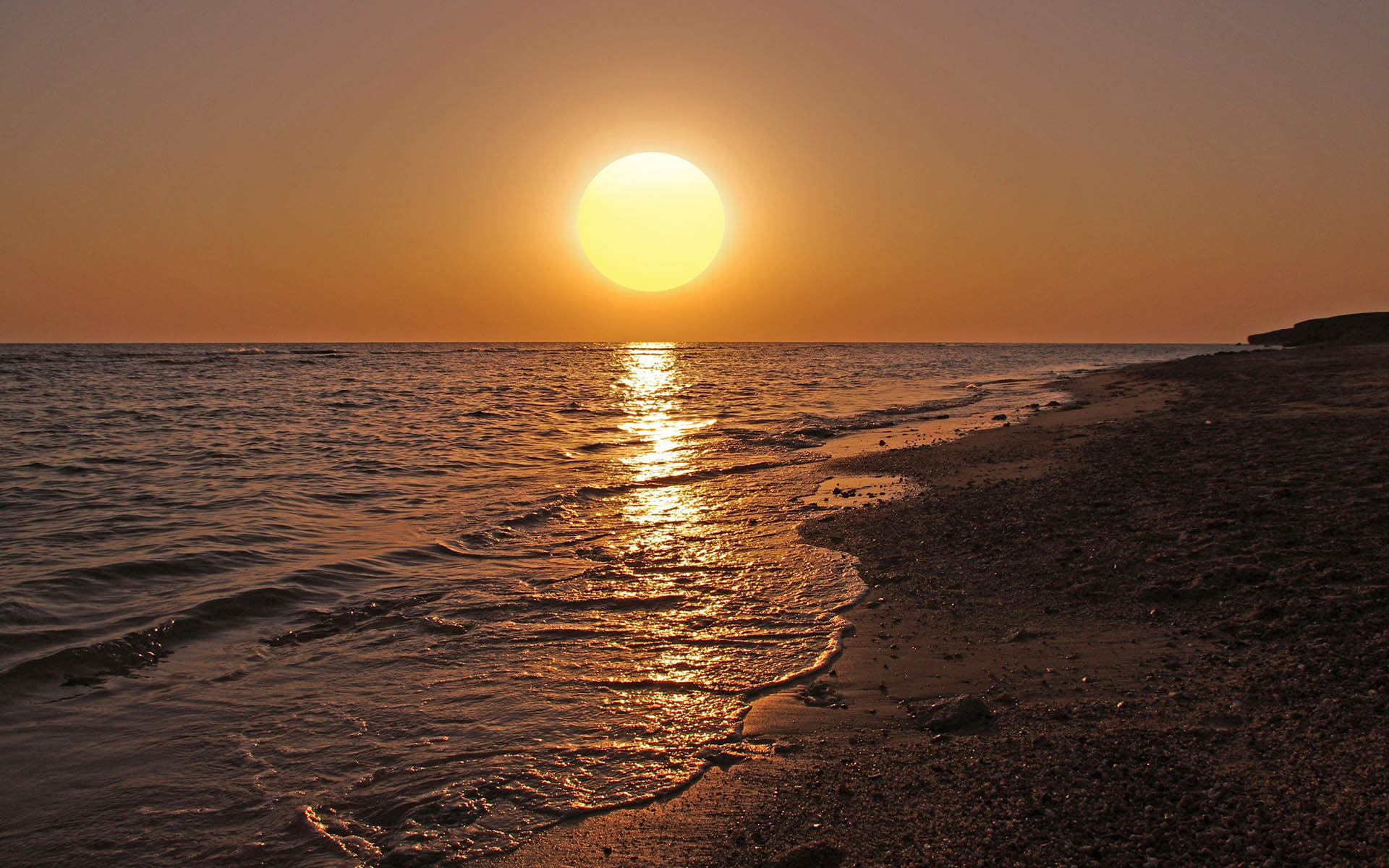 عکس غروب خورشید کنار دریا