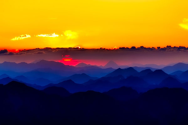 عکس از طلوع خورشید در کوهستان