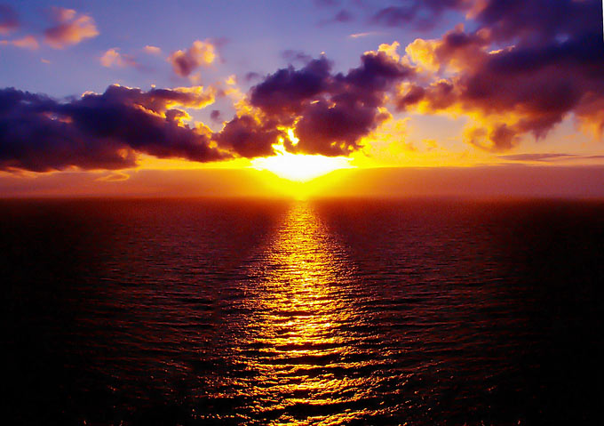تصویر غروب خورشید در دریا