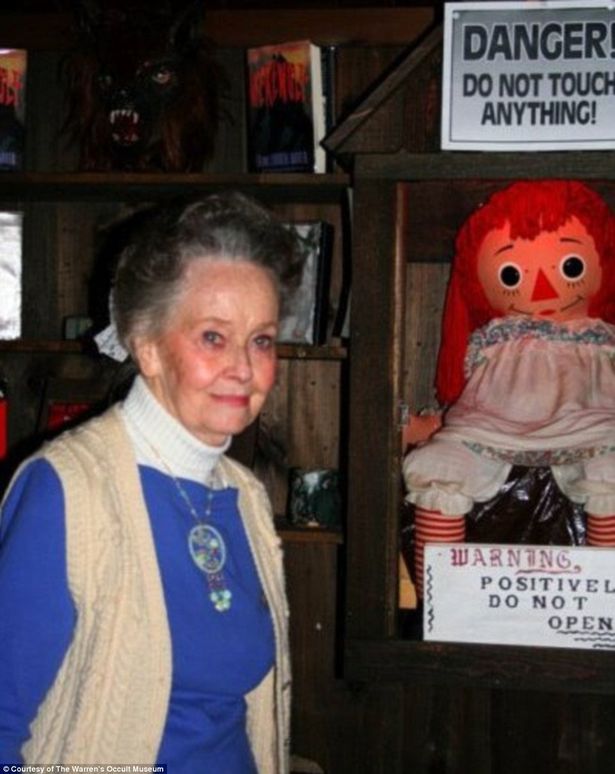 عکس عروسک انابل در موزه وارن