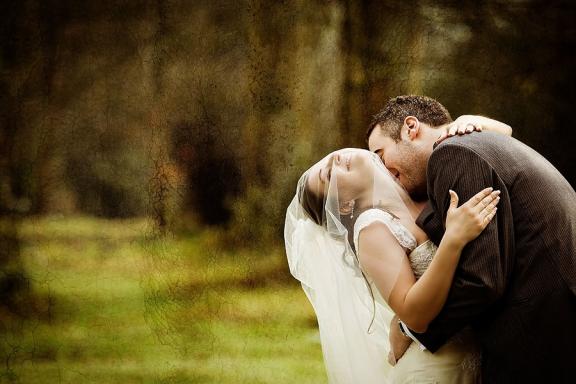 عکس عروس و داماد در حال بوسه