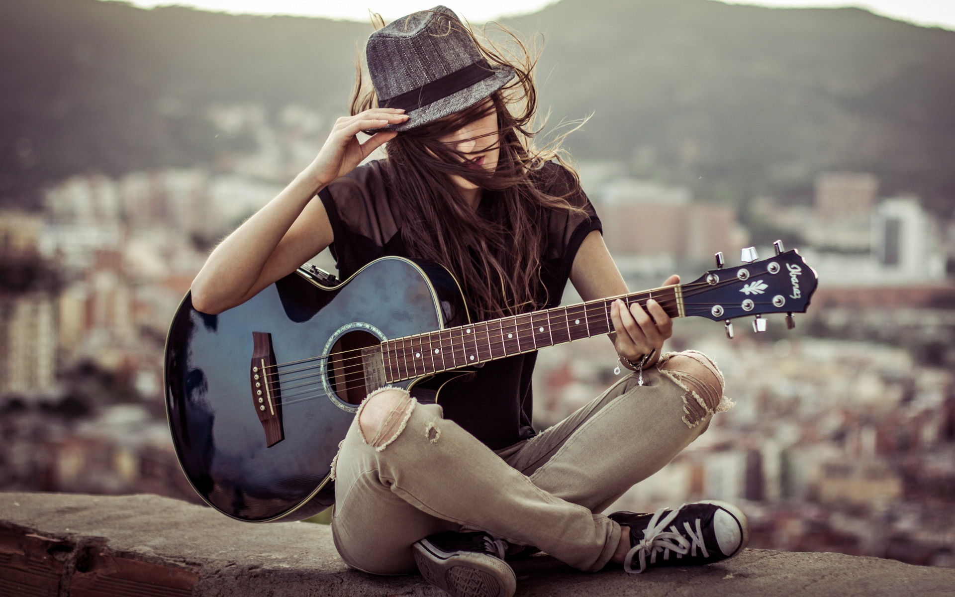 عکس دختر با گیتار زیبا