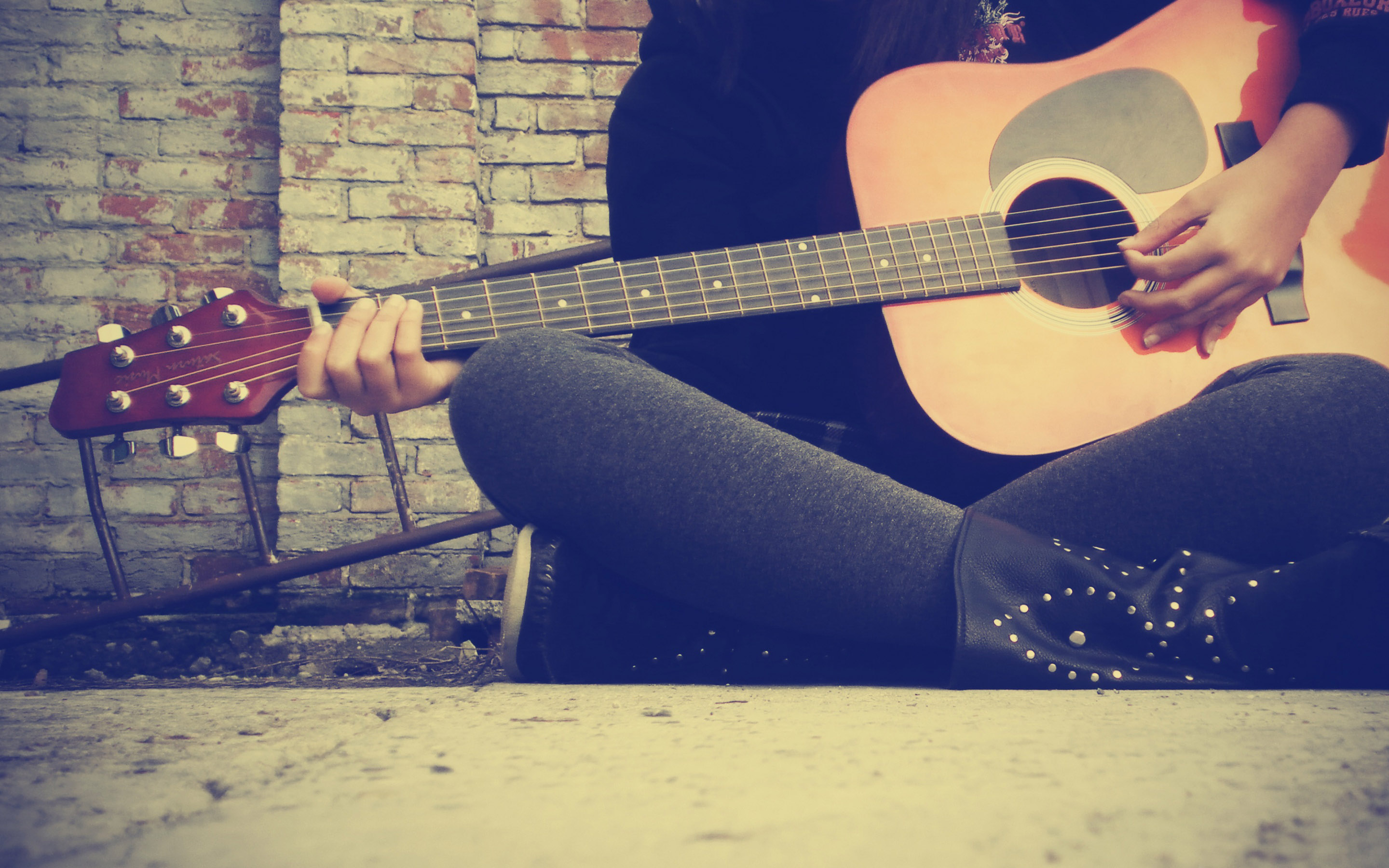 عکس عاشقانه دختر با گیتار