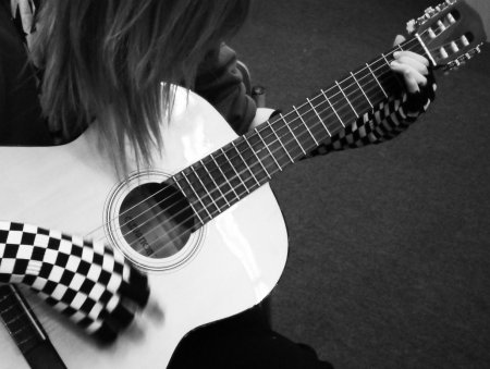 عکس عاشقانه دختر با گیتار