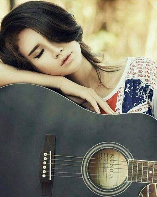 عکس دختر با گیتار زیبا
