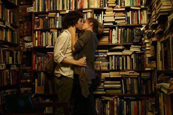 عکس کتاب خواندن عاشقانه
