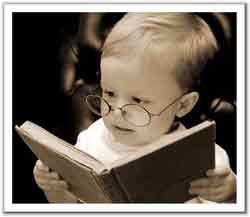 عکس کتاب خواندن بچه