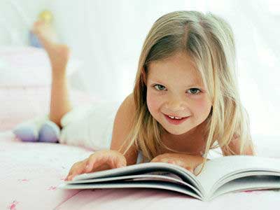 عکس کتاب خواندن بچه
