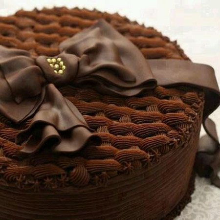 عکس تزیین کیک شکلاتی خانگی