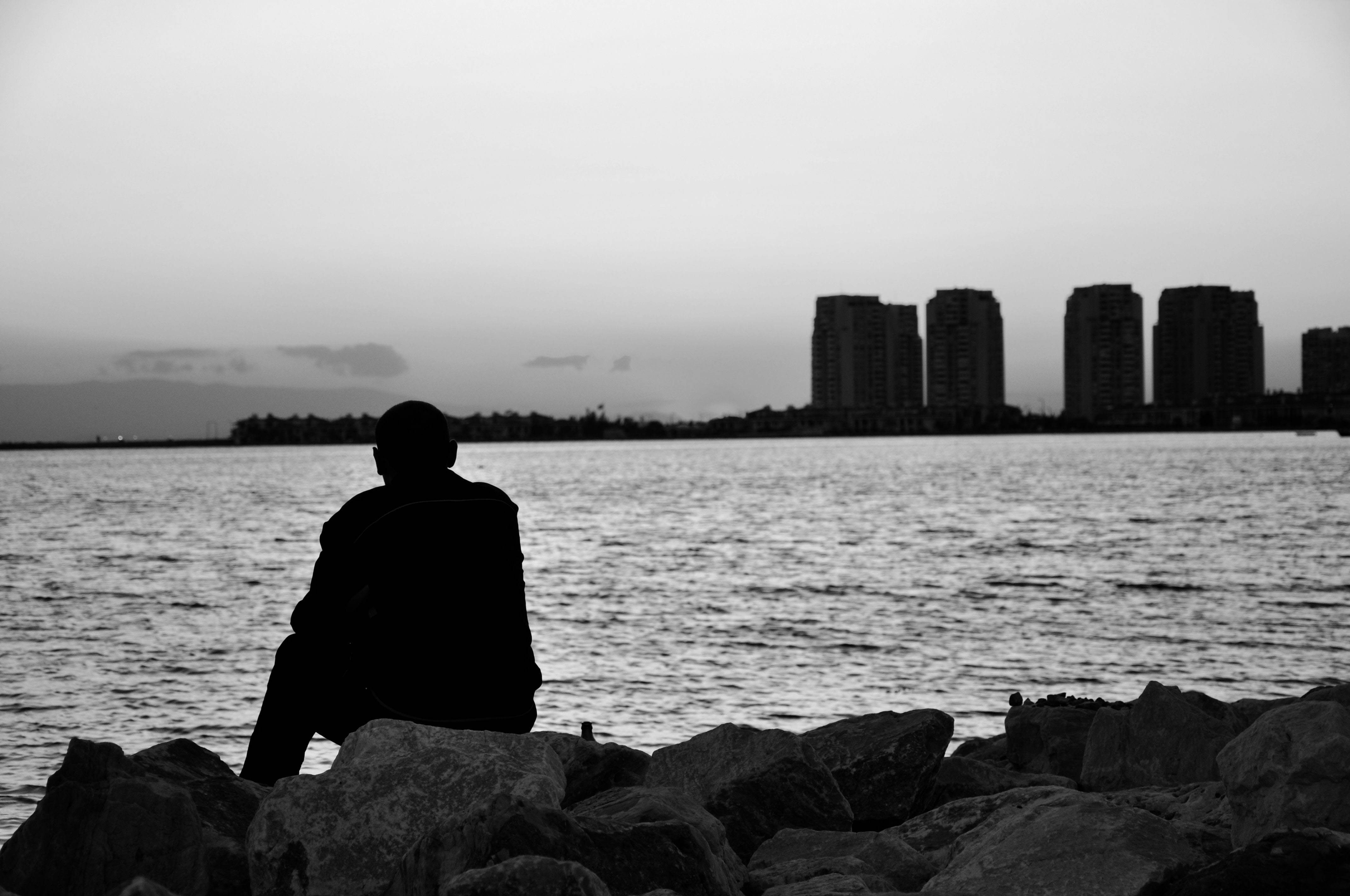 عکس مرد غمگین و تنها