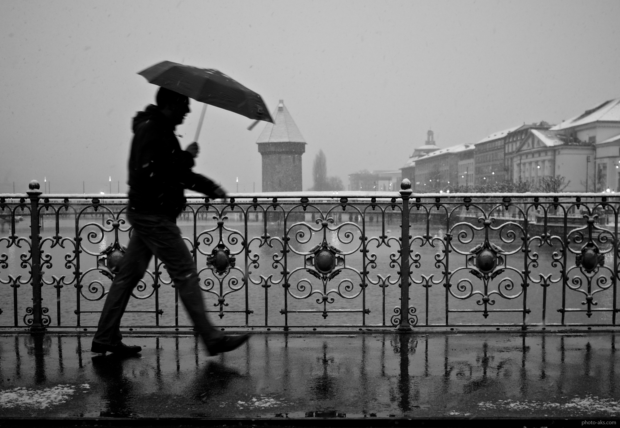 عکس مرد تنها در باران