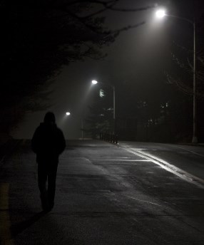 عکس مرد تنهای شب