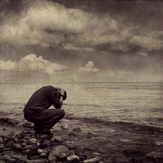عکس مرد غمگین تنها