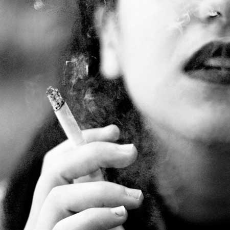 پروفایل سیگار کشیدن زن