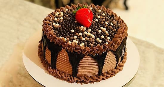 طرز تهیه کیک تولد با تزیین شکلات
