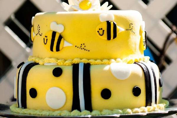 کیک تولد دخترانه زرد رنگ
