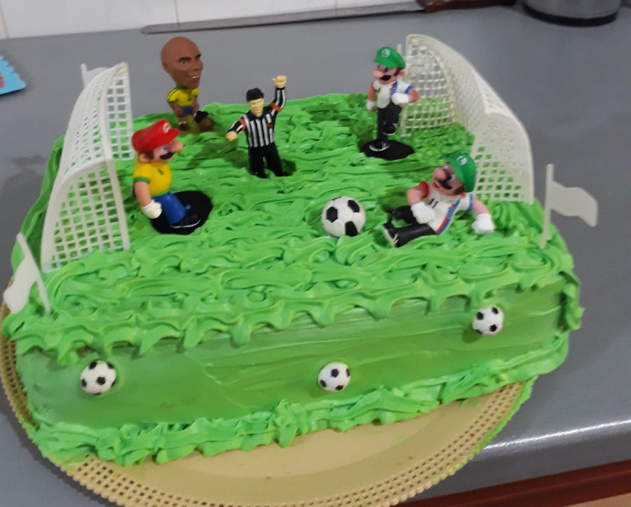 تزیین کیک تولد به شکل زمین فوتبال
