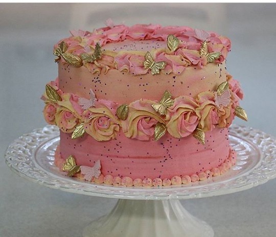 کیک خامه ای تولد دخترانه
