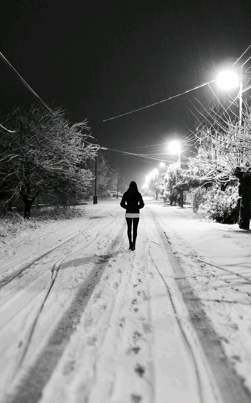 عکس دختر تنها در شب برفی
