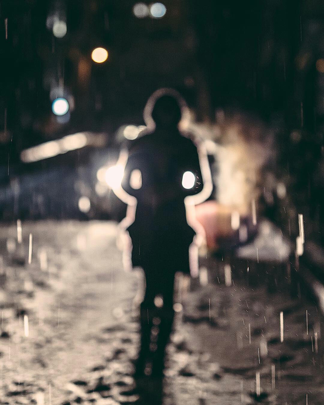 عکس دختر تنها در شب بارانی
