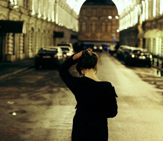 عکس دختری تنها در خیابان
