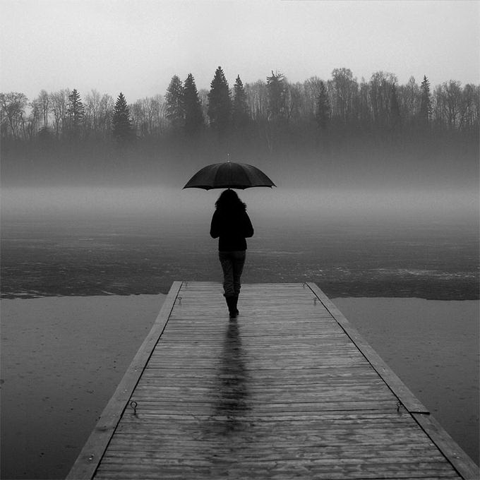 تصویر دختر تنها در باران
