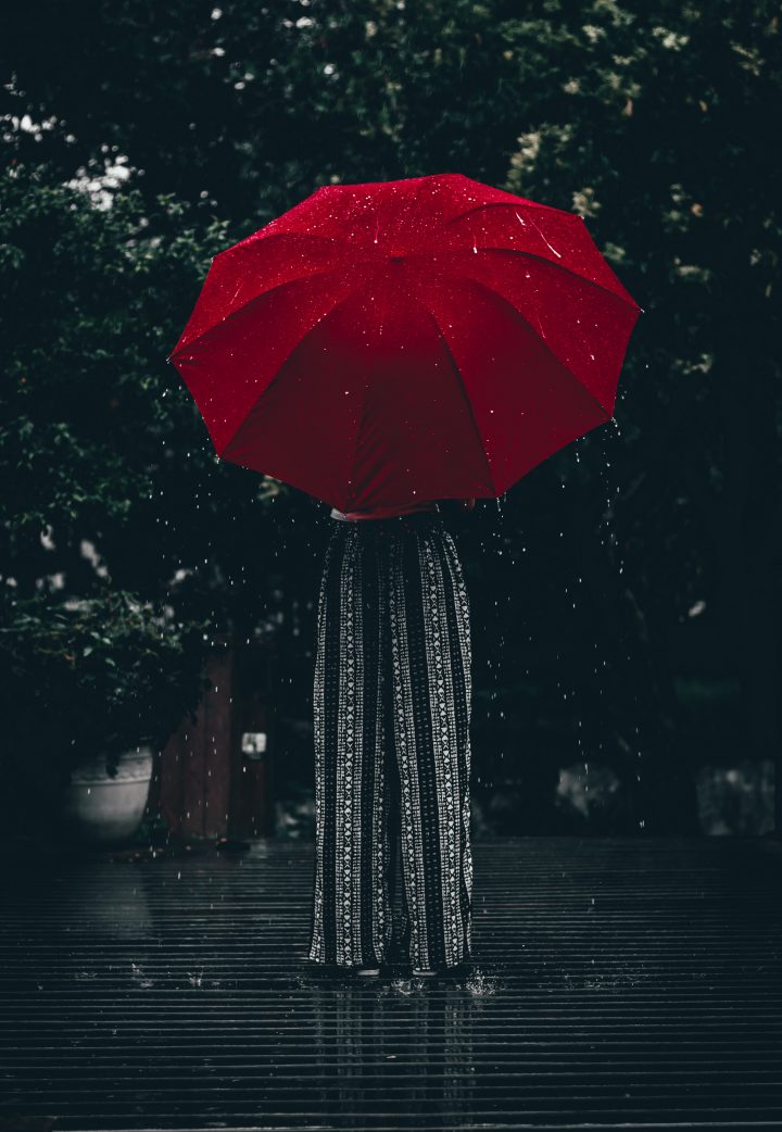 تصویر دختر تنها در باران
