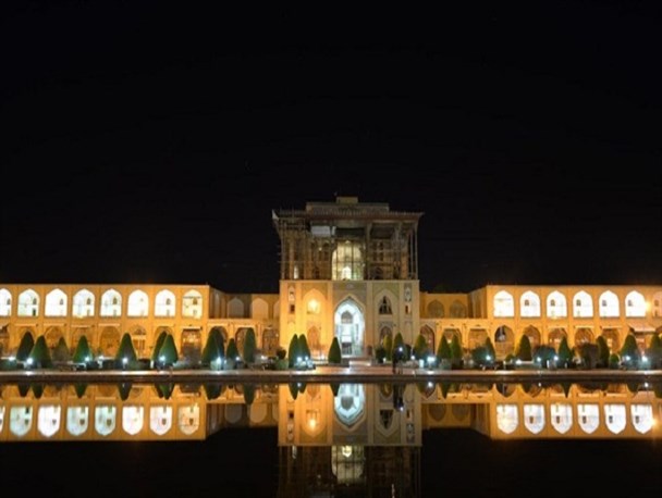عکس از میدان امام اصفهان در شب
