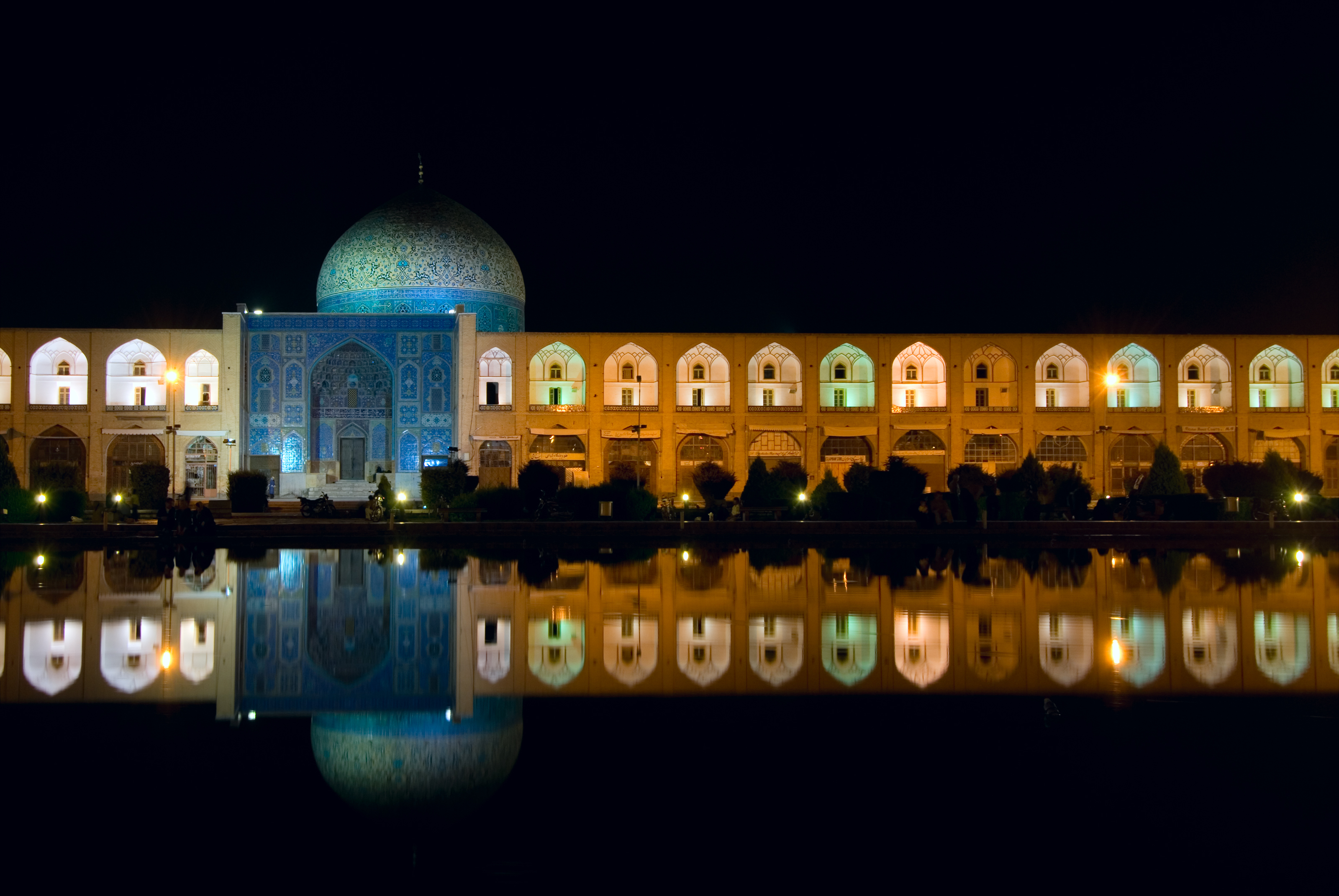 عکس مسجد امام اصفهان در شب
