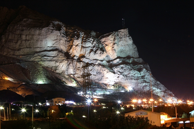 عکس کوه صفه اصفهان در شب