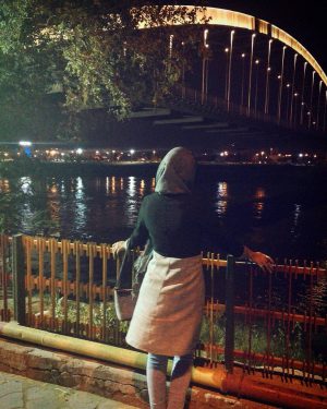 عکس دختر روی پل طبیعت اهواز
